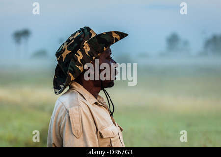 Profil de l'homme guide safari africain qui pose pour un portrait dans le Delta de l'Okavango, Botswana, Africa Banque D'Images