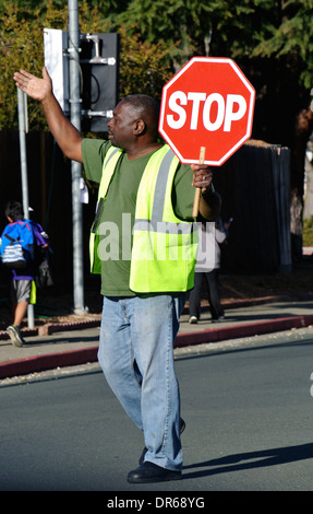 Brigadier scolaire contient jusqu'stop for kids crossing street à San Rafael en Californie Banque D'Images