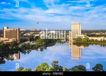 Vue sur le centre-ville de Disney et Lake Buena Vista à Orlando en Floride aux beaux jours Banque D'Images