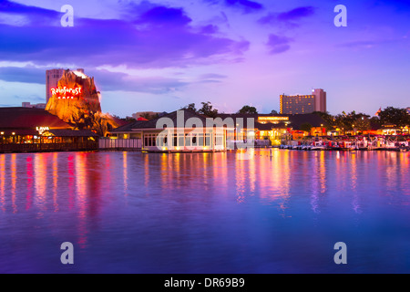 Vue de la nuit de Downtown Disney Walt Disney World Village de Lake Buena Vista, Floride le 2 septembre 2013. Banque D'Images