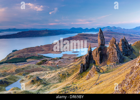 Le vieil homme de Storr, surplombant le Loch Leathan et son de Raasay, île de Skye, Hébrides intérieures, Écosse, Royaume-Uni, Europe. Banque D'Images