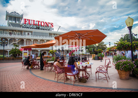 Vue sur le centre-ville de Walt Disney Village de Lake Buena Vista avec les visiteurs se reposant Banque D'Images