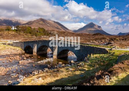 Vieux Pont sur la rivière de Sligachan en face de l'Cuilin Hills, île de Skye, Hébrides intérieures, Écosse, Royaume-Uni, Europe. Banque D'Images
