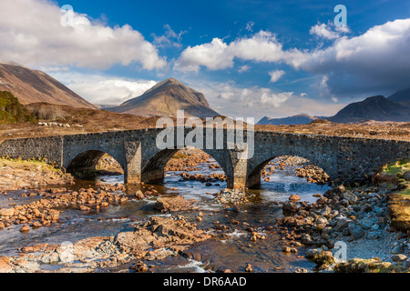 Vieux Pont sur la rivière de Sligachan en face de l'Cuilin Hills, île de Skye, Hébrides intérieures, Écosse, Royaume-Uni, Europe. Banque D'Images
