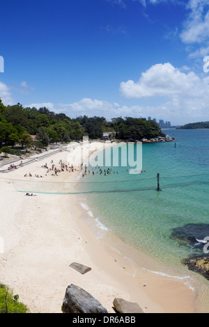 Plage de requins ou Shark Bay Beach avec Nielsen net requin Vaucluse Parc national du Port de Sydney Sydney NSW Australie Banque D'Images