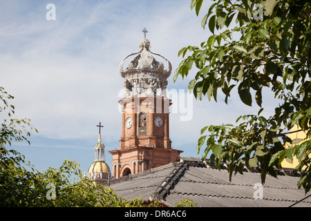 Clocher de Notre Dame de Guadalupe l'église paroissiale - Puerto Vallarta, Jalisco, Mexique Banque D'Images