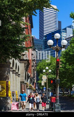 Vue vers le bas la 1e Avenue dans le quartier de Pioneer Square du centre-ville de Seattle, Washington, USA Banque D'Images