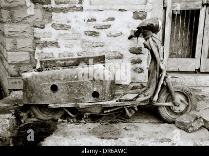 La photographie documentaire - Vespa decay in Jodhpur, au Rajasthan en Inde en Asie du Sud. Scène de rue moto cyclomoteur Banque D'Images