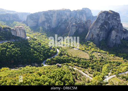 Vue de dessus sur le Rousannou - monastère Sainte Barbara, Météores, Grèce Banque D'Images