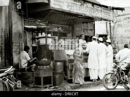 La photographie de voyage - Street life in Brahmpur vieille ville de Jodhpur au Rajasthan en Inde en Asie du Sud. Reportage Photojournalisme documentaire Personnes Banque D'Images