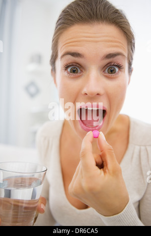 Young woman eating comprimés Banque D'Images