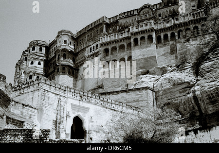 La Mehrangarh Fort de Jodhpur au Rajasthan en Inde en Asie du Sud. Architecture Bâtiment historique de l'histoire indienne ancienne Billet Wanderlust Banque D'Images