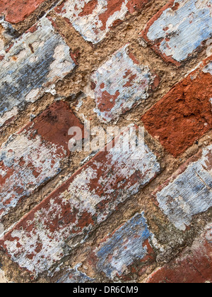 Peeling couleur peinture sur mur de briques peint abstract detail Banque D'Images