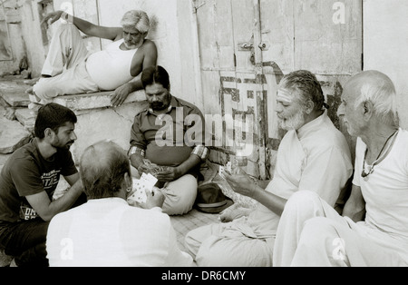 La vie de la rue à Brahmpur Brahmpuri Bleu Ville Vieille ville de Jodhpur au Rajasthan en Inde en Asie du Sud. Reportage La culture des gens jouer cartes de voyage Hommes Banque D'Images