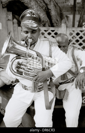 Street band musiciens en Brahmpuri Brahmpur Ville Bleue Jodhpur, au Rajasthan en Inde en Asie du Sud. Homme Hommes Musicien Musique Humour Humour billet Banque D'Images