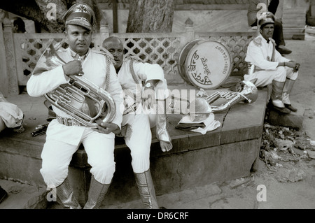 Street band musiciens en Brahmpuri Brahmpur Ville Bleue Jodhpur, au Rajasthan en Inde en Asie du Sud. Homme Hommes Musicien Musique Humour Humour billet Banque D'Images