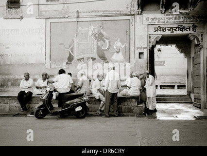 La vie de la rue Brahmpur Brahmpuri Bleu Ville Vieille ville de Jodhpur au Rajasthan en Inde en Asie du Sud. Groupe d'amitié Hommes Personnes foule Voyage Wanderlust Banque D'Images