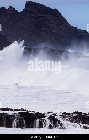 Haute mer et vagues se briser le long de la côte à la Fajana sur La Palma, Îles Canaries, Espagne Banque D'Images