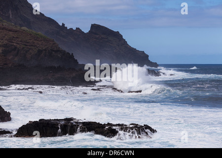 Haute mer et vagues se briser le long de la côte à la Fajana sur La Palma, Îles Canaries, Espagne Banque D'Images