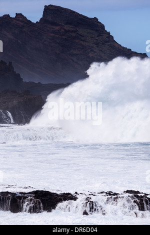 Haute mer et vagues se briser le long de la côte à la Fajana sur La Palma, Îles Canaries, Espagne Banque D'Images