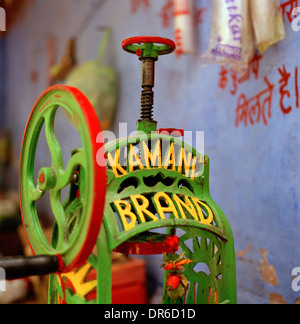 Old fashioned centrifugeuse, Brahmpur Brahmpuri de Jodhpur au Rajasthan en Inde en Asie du Sud. Retro Food Drink Histoire Couleur Couleur billet Banque D'Images