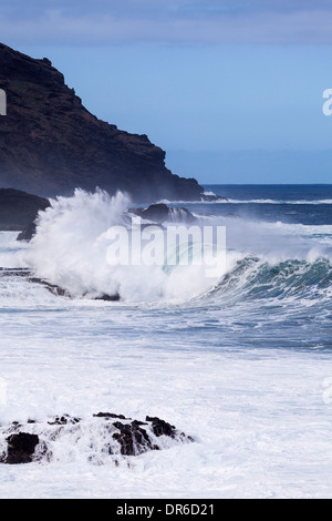 Haute mer et vagues se briser le long de la côte à la Fajana sur La Palma, Îles Canaries, Espagne Banque D'Images