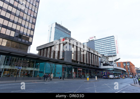 Avis sur Portland Street avec tour de la ville et l'hôtel Mercure à Manchester UK Banque D'Images