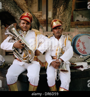 Street band musiciens en Brahmpuri Brahmpur Ville Bleue Jodhpur, au Rajasthan en Inde en Asie du Sud. Homme Hommes Musicien Musique Humour Humour billet Banque D'Images