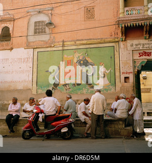 La vie de la rue Brahmpur Brahmpuri bleu ville de Jodhpur au Rajasthan en Inde en Asie du Sud. Style de vie voyage Hommes Wanderlust Banque D'Images