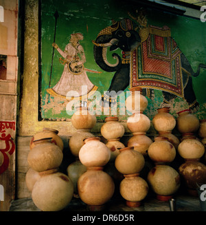 Scène de rue à bleu Ville Brahmpur Brahmpuri de Jodhpur au Rajasthan en Inde en Asie du Sud. Poterie vie Lifestyle Travel Wanderlust Banque D'Images