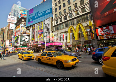 Les taxis jaunes à Times Square, New York City, USA Banque D'Images