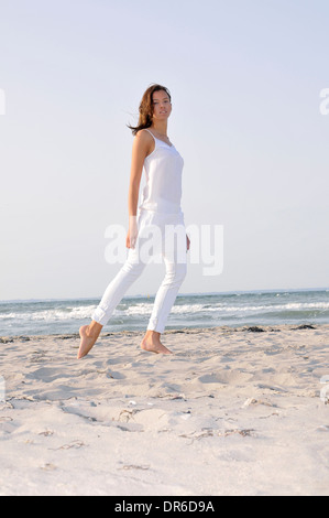 Jeune femme de la plage, à Lübeck, Allemagne Banque D'Images