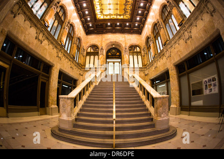 Superbe hall avec escalier intérieur dans la ville historique de Chrysler Building à New York vu le 9 novembre 2013 Banque D'Images