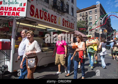 New York City USA : les visiteurs de marcher passé food vendor durant la fête annuelle de San Gennaro dans la petite Italie 13 septembre, 2013 Banque D'Images