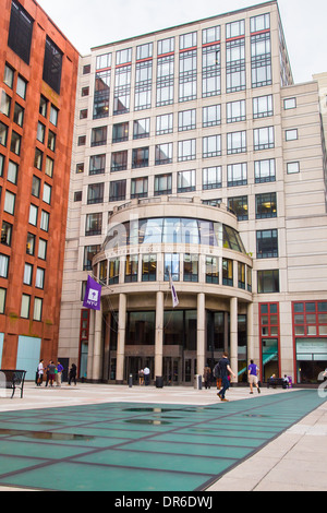 La ville de New York, USA : Vue sur New York University Stern School of Business et plaza le 9 décembre 2013. Banque D'Images