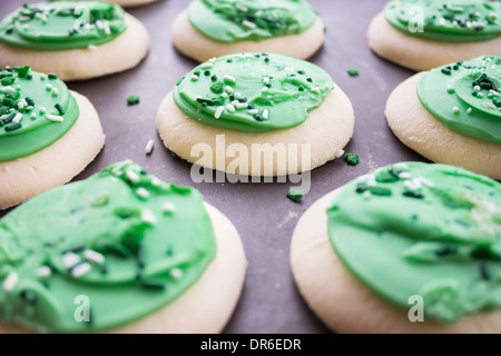 Cookies sucre givré vert avec paillettes à shamrock Banque D'Images