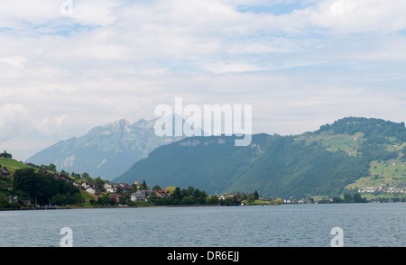 Sur le lac des Quatre-Cantons (Vierwaldstättersee) près de Beckenried dans les Alpes Suisses Banque D'Images