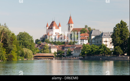 Vue sur Château de Thoune et de l'église de la rivière Aare en Suisse Banque D'Images