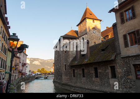 Vue de la rivière Thiou dans la vieille ville d'Annecy, France Banque D'Images