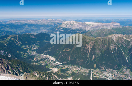 Vue sur la vallée de Chamonix vers Servoz de l'Aiguille du Midi (3842 m) dans le massif du Mont Blanc, dans les Alpes Françaises Banque D'Images