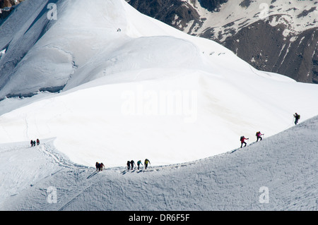 Les grimpeurs l'ascension de la crête sur le côté est de l'Aiguille du Midi (3842 m) dans le massif du Mont Blanc, dans les Alpes Françaises Banque D'Images