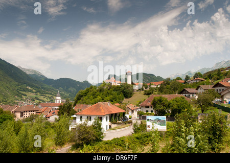 Vue du village de Faverges près du lac d'Annecy (lac d'Annecy) dans les Alpes Françaises Banque D'Images