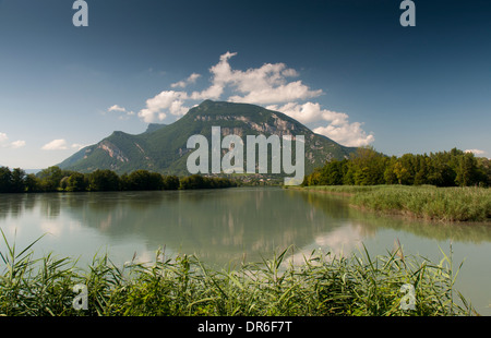 Reflet d'une montagne et nuages dans le Rhône près de Chanaz en France, extrait de la piste cyclable ViaRhôna Banque D'Images