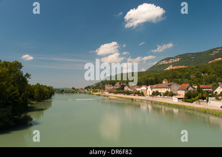 Vue sur le Rhône à Sault-Brénaz, France (prises d'un pont sur la ViaRhôna randonnée à vélo) Banque D'Images