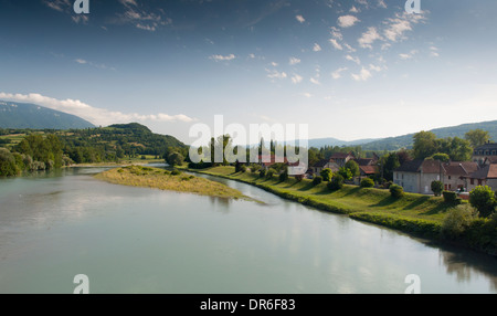 Vue sur le rhône entre Lucey et rives depuis un pont sur la ViaRhôna randonnée à vélo en France Banque D'Images