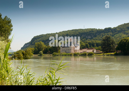 Chateau de Vertrieu par le Rhône en France, vu de la piste cyclable ViaRhôna que s'étend le long de la rivière Banque D'Images