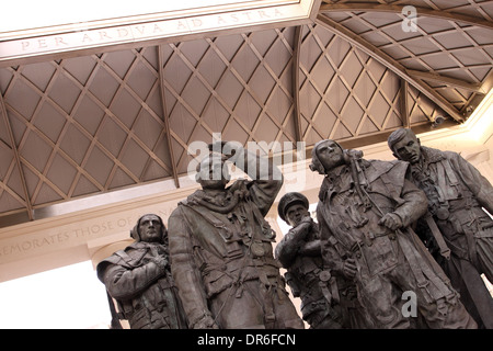 Londres le monument commémoratif du Bomber Command de la RAF dans Green Park propose des sculptures en bronze de l'équipage par Philip Jackson dévoilé - 2012 Banque D'Images