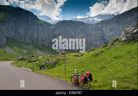 Dawes Galaxie touring vélo avec les sacoches sur la route jusqu'au sommet du col du Klausen (1952m) dans les Alpes Suisses Banque D'Images