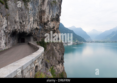 Piste cyclable le long du lac des Quatre-Cantons (Vierwaldstättersee) entre Flüelen et Sisikon dans les Alpes Suisses Banque D'Images