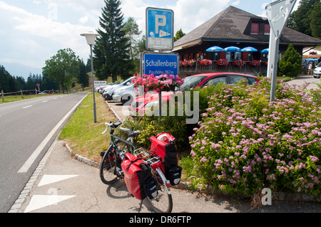 Dawes Galaxie touring moto avec valises à côté du signe de sommet Schallenberg (1167m) près de Uetendorf dans les Alpes Suisses Banque D'Images